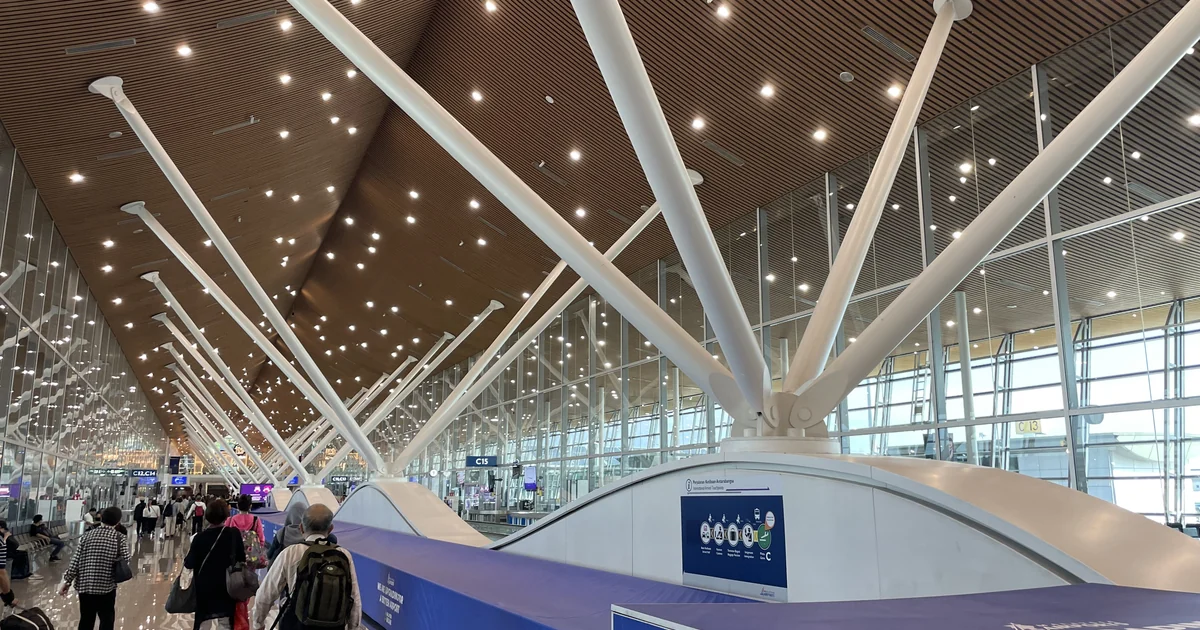クアラルンプール国際空港の木質天井と出発ロビー