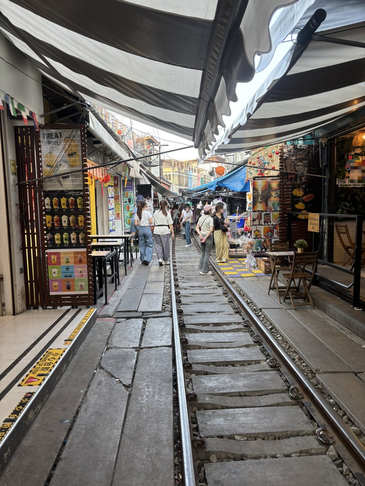 線路の上に商店が並ぶメークロン線路市場