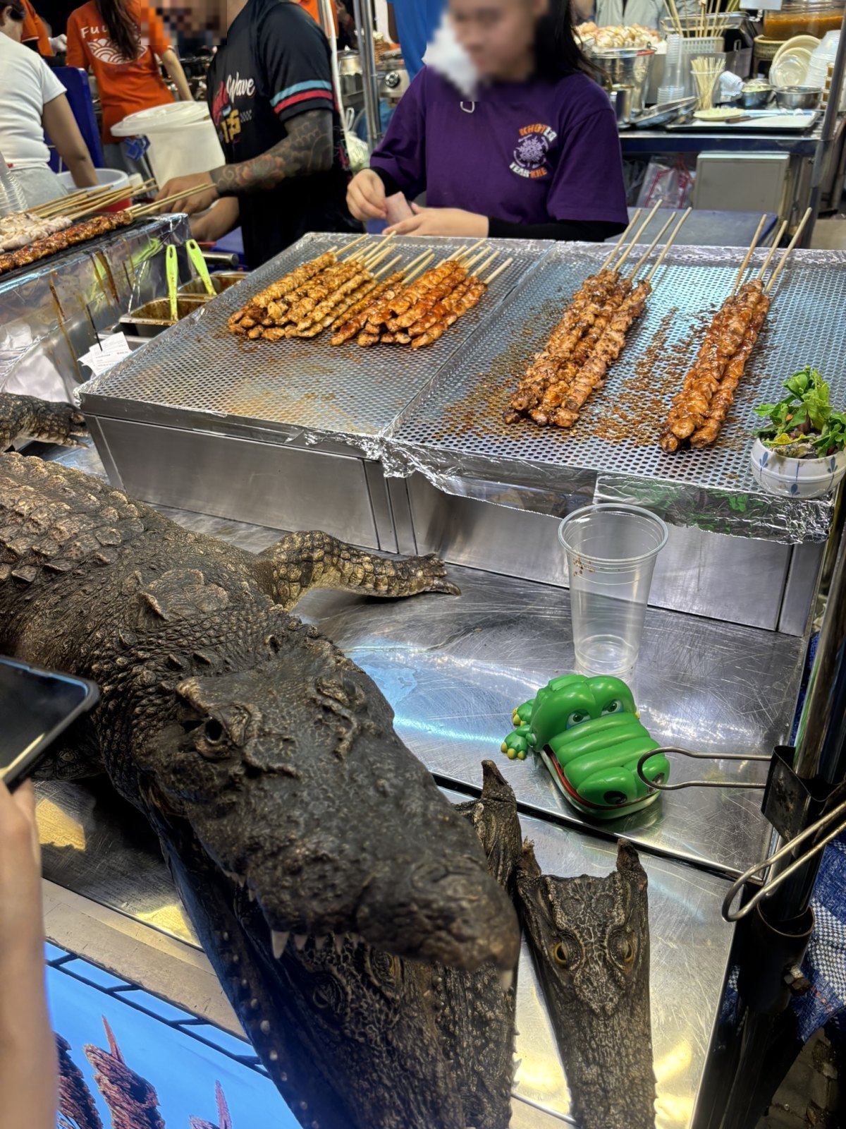 ワニ肉の串焼きを焼いている屋台