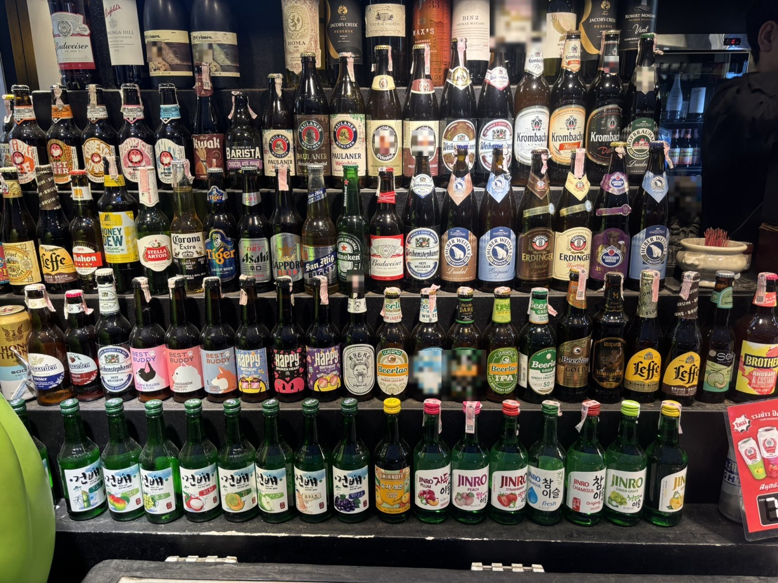 世界のビールと韓国焼酎が並ぶ酒の屋台の棚