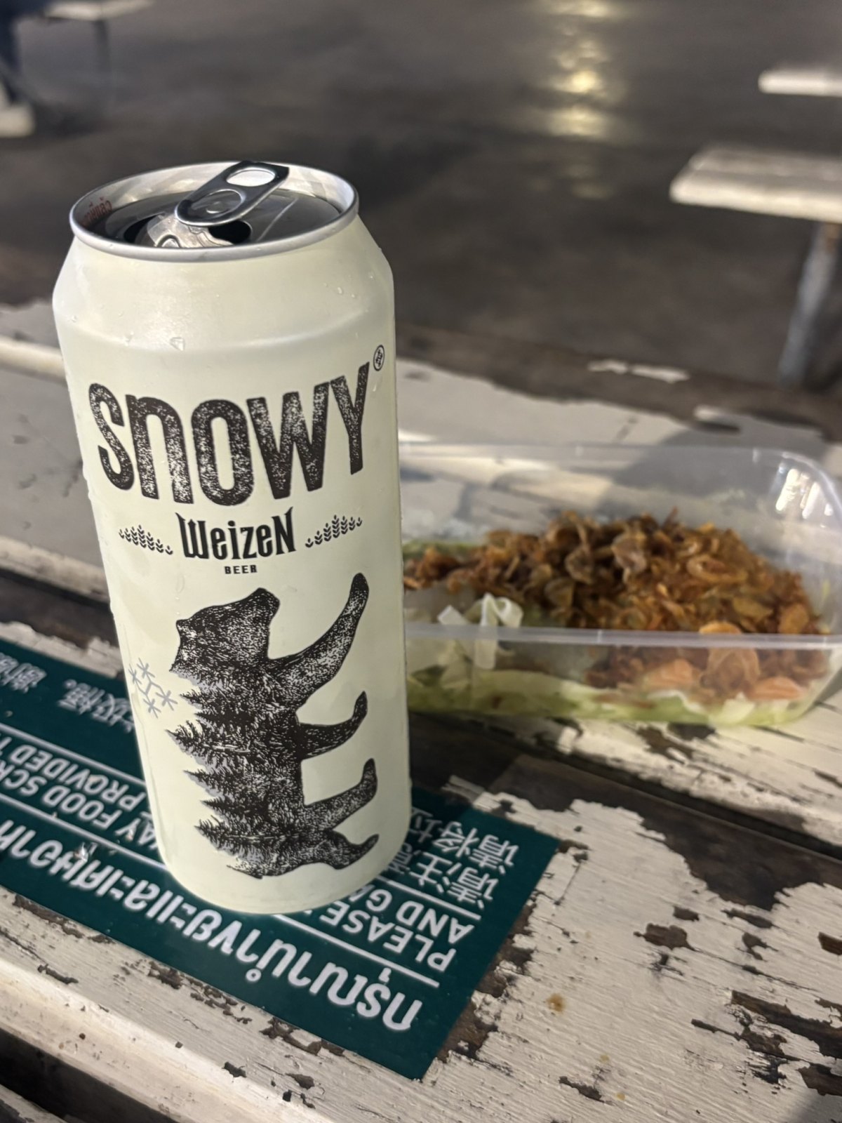 タイのクラフトビールSnowy Weizenの缶と昆虫の皿