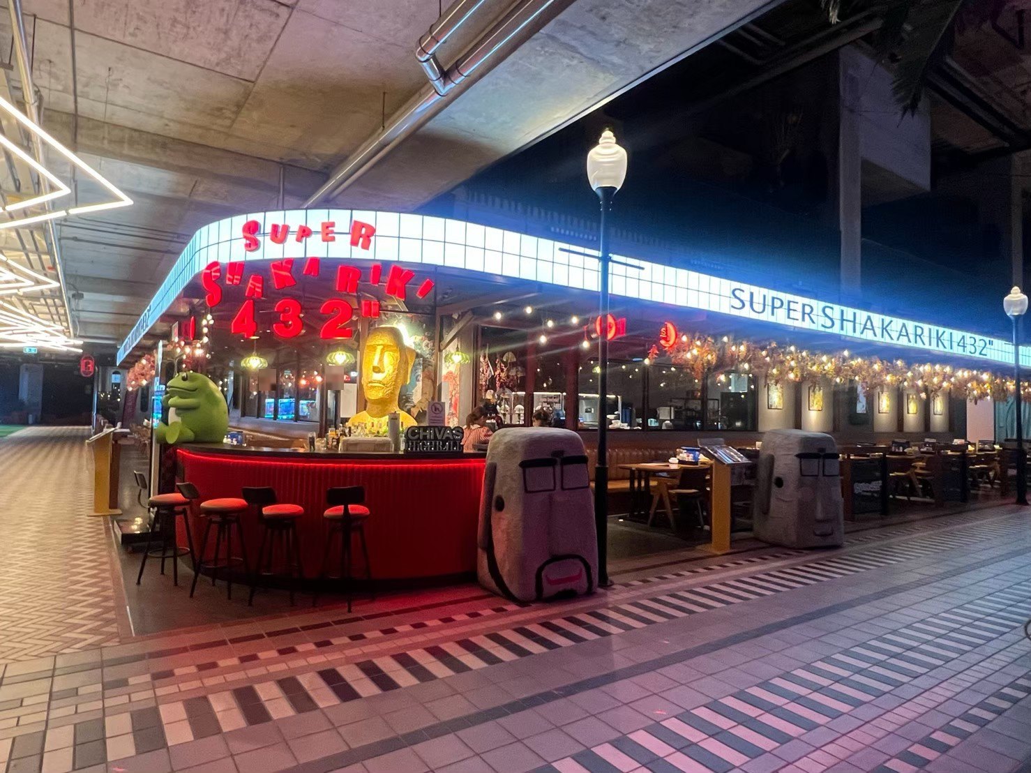 ザ・ストリート・ラチャダー館内の日本風居酒屋。屋内に街灯と赤提灯