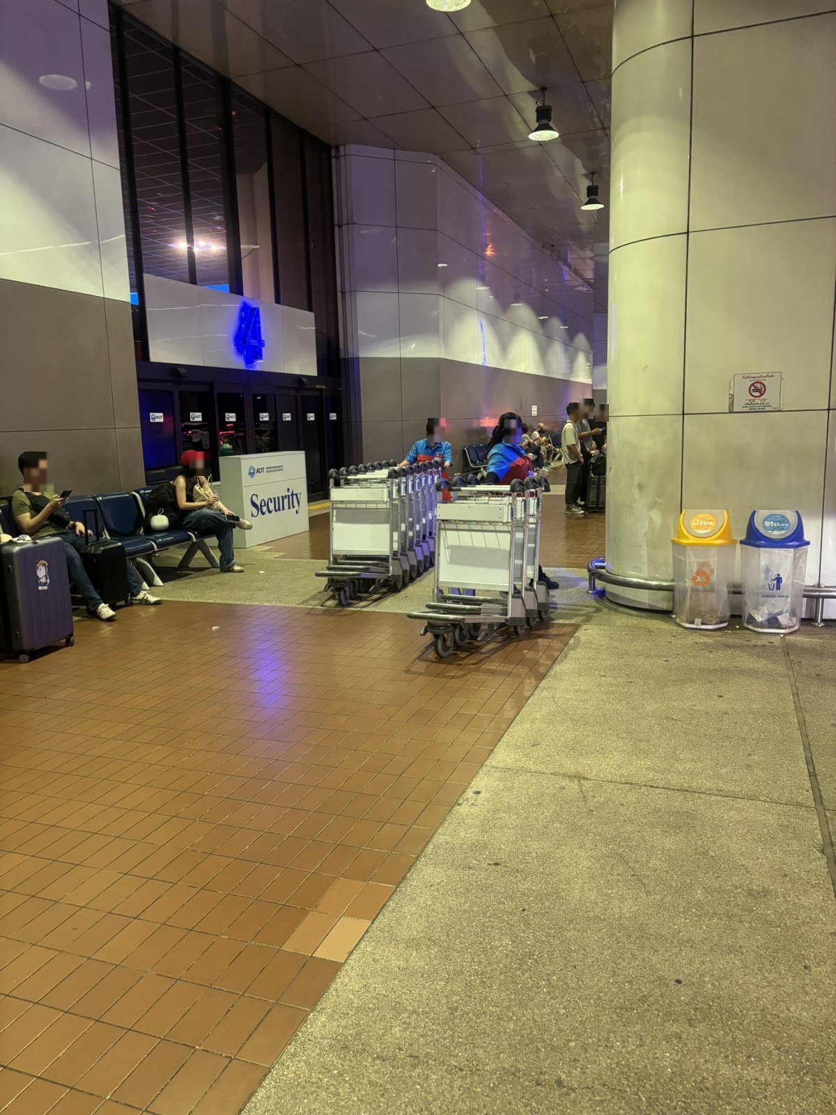 スワンナプーム空港の出発フロア。Securityの表示とカート置き場