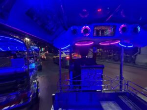 青紫のLEDが光る夜のトゥクトゥクの車内