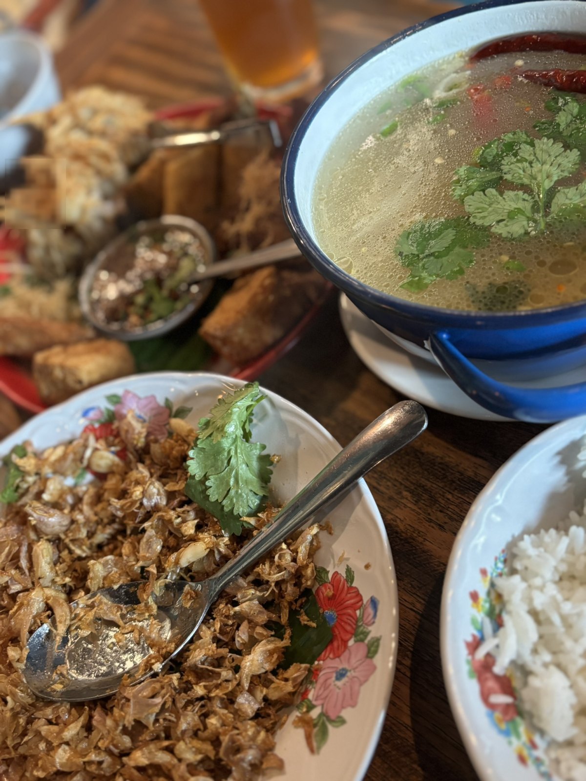 澄んだスープと揚げ物とご飯が並んだシートラートのテーブル