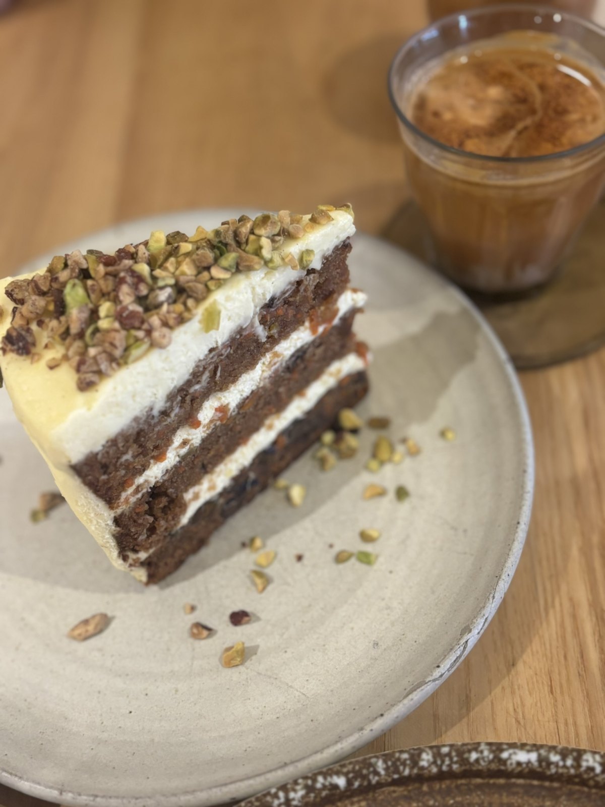 ピスタチオをのせたケーキとアイスコーヒー
