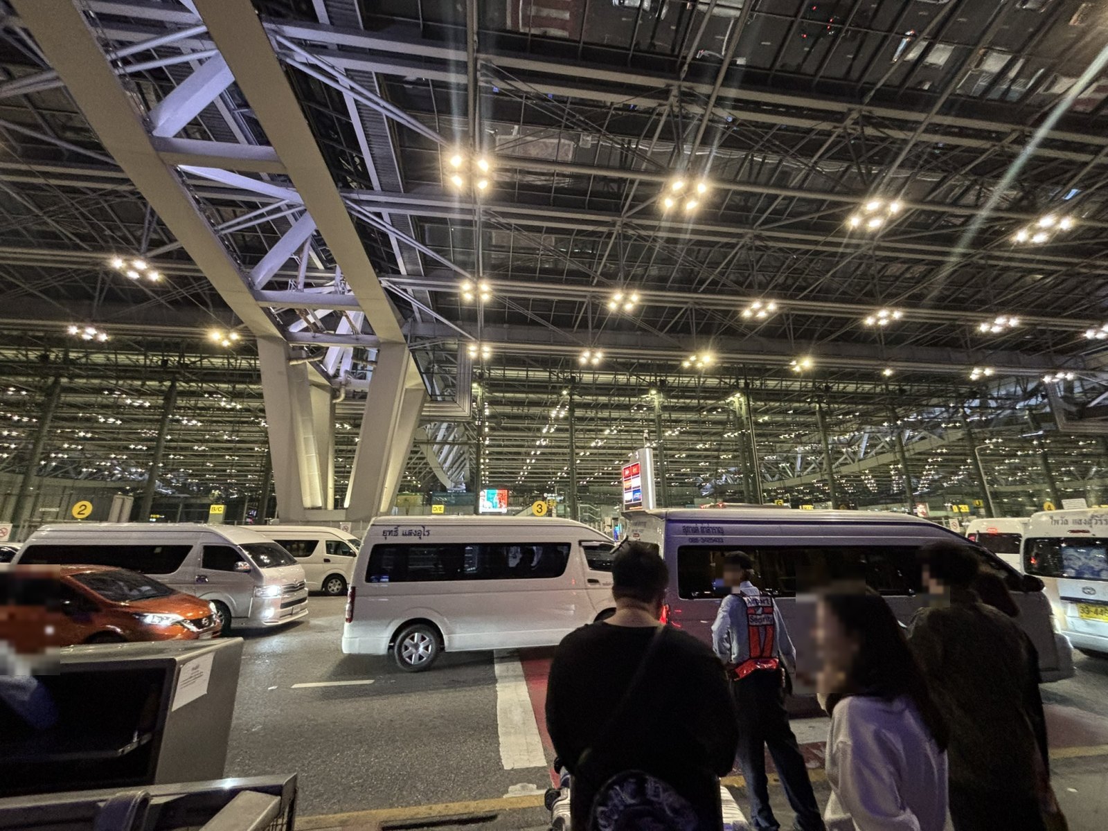 スワンナプーム空港の車寄せに並ぶバンとタクシー
