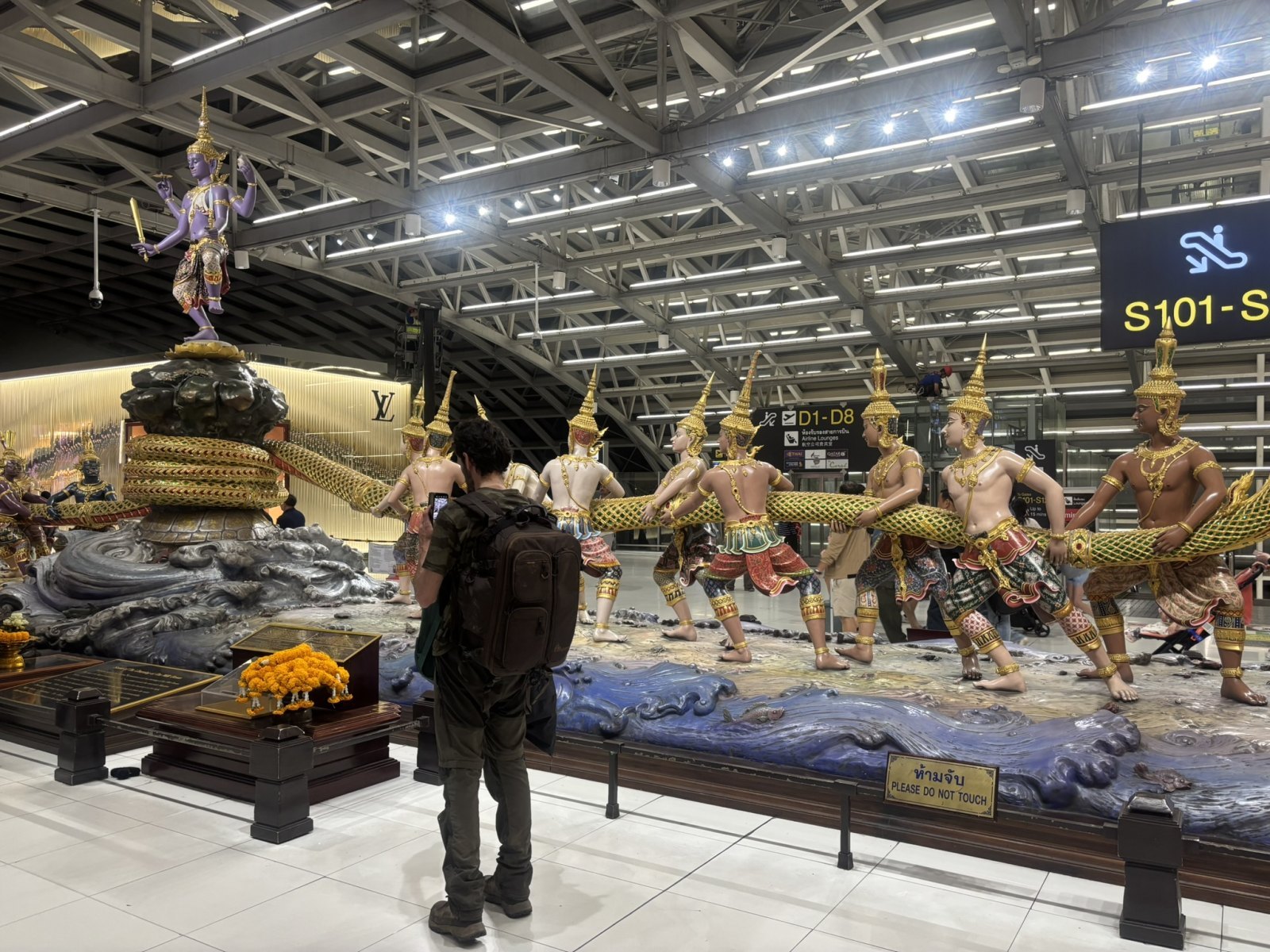 スワンナプーム空港出発ロビーの乳海攪拌の像