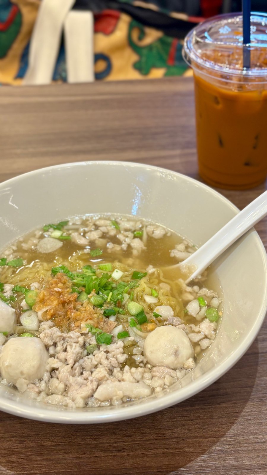 豚肉団子の麺とタイティー