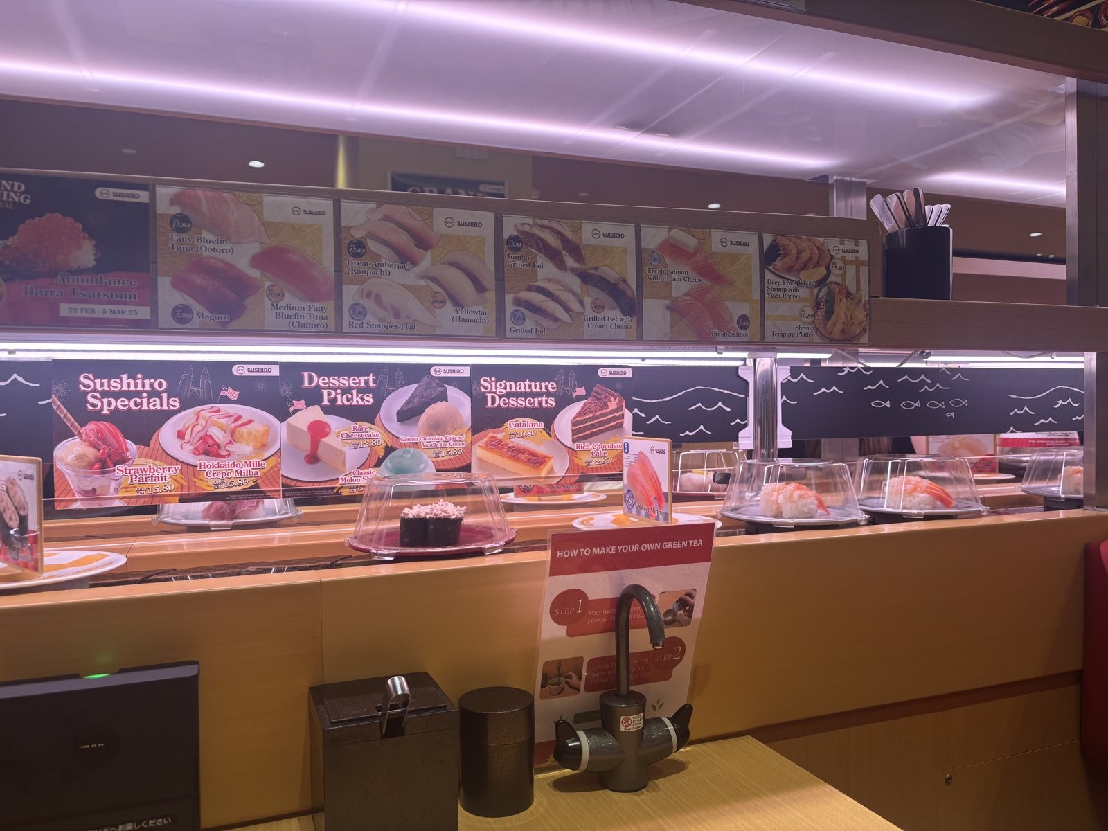 スシロー Suria KLCC店のレーンとメニュー表示