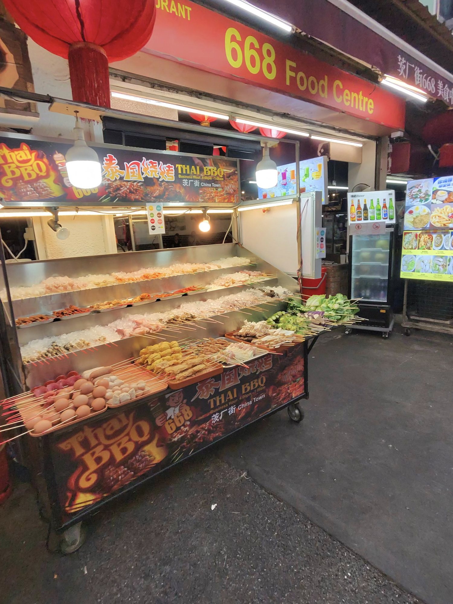 「668 Food Centre」の赤い看板の下、串焼きがずらりと並んだ屋台