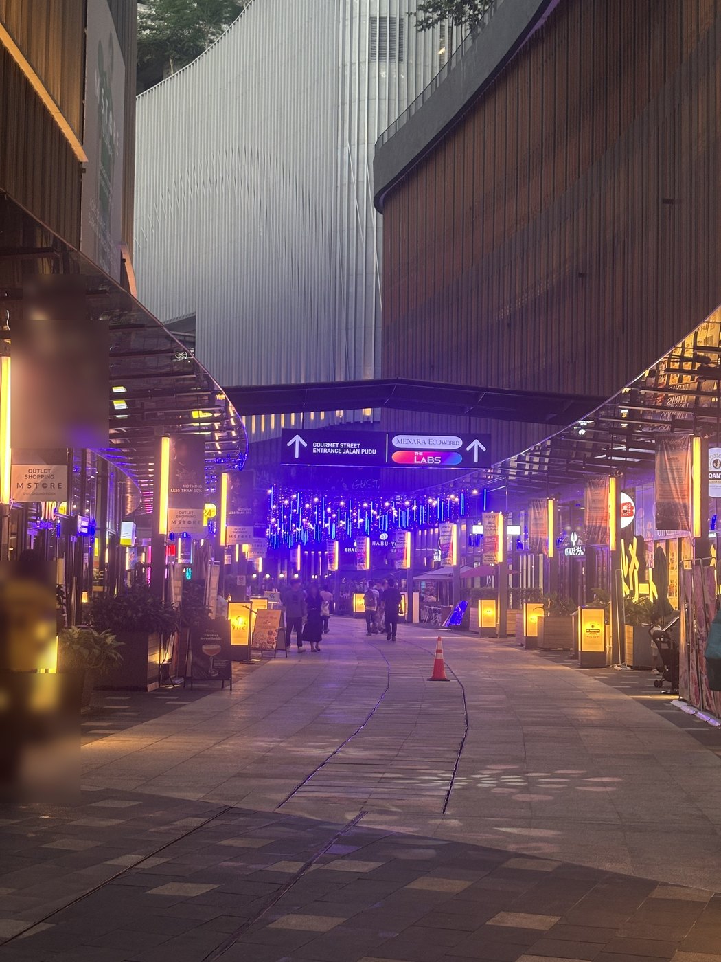 BBCCの外の通路。案内板にGOURMET STREETとMENARA ECOWORLD、THE LABSの矢印