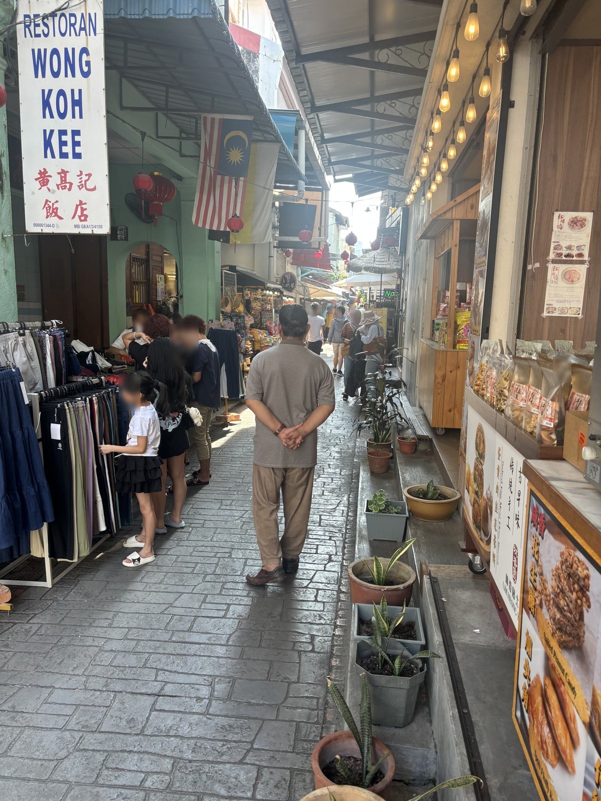 コンキュバイン・レーンの入口と黄高記飯店の看板