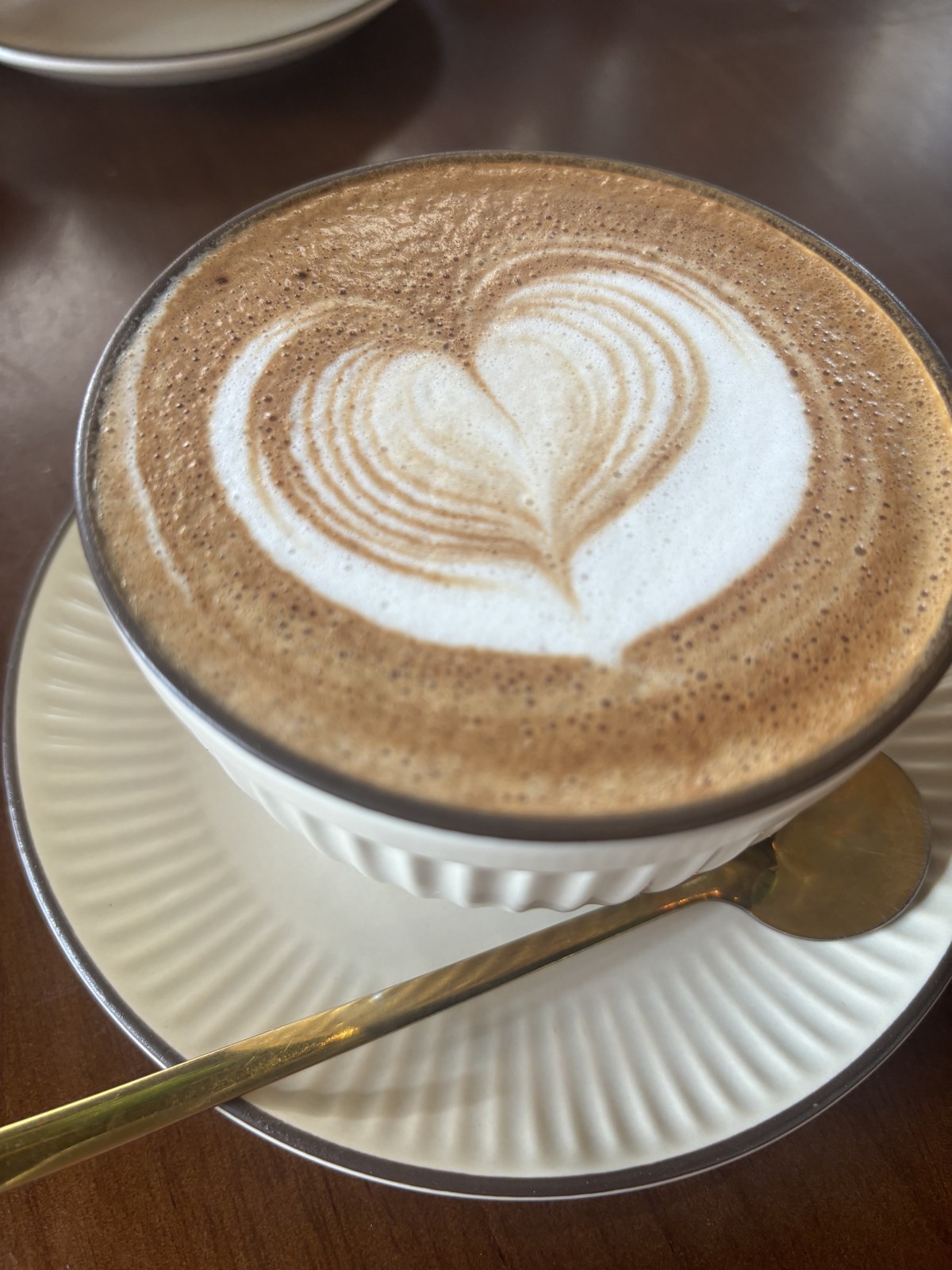 ハートのラテアートのカフェラテ