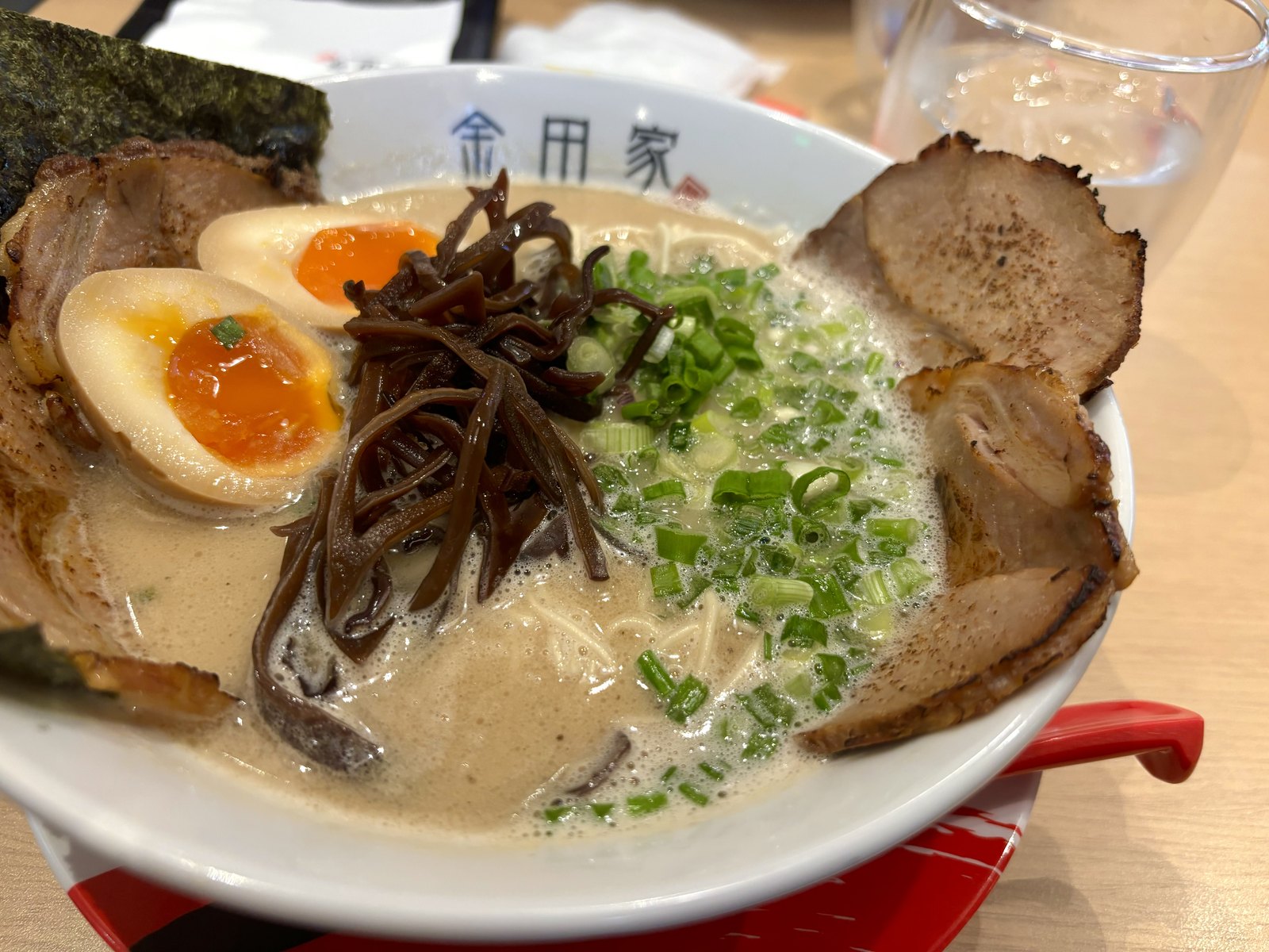 器に金田家とある豚骨ラーメン