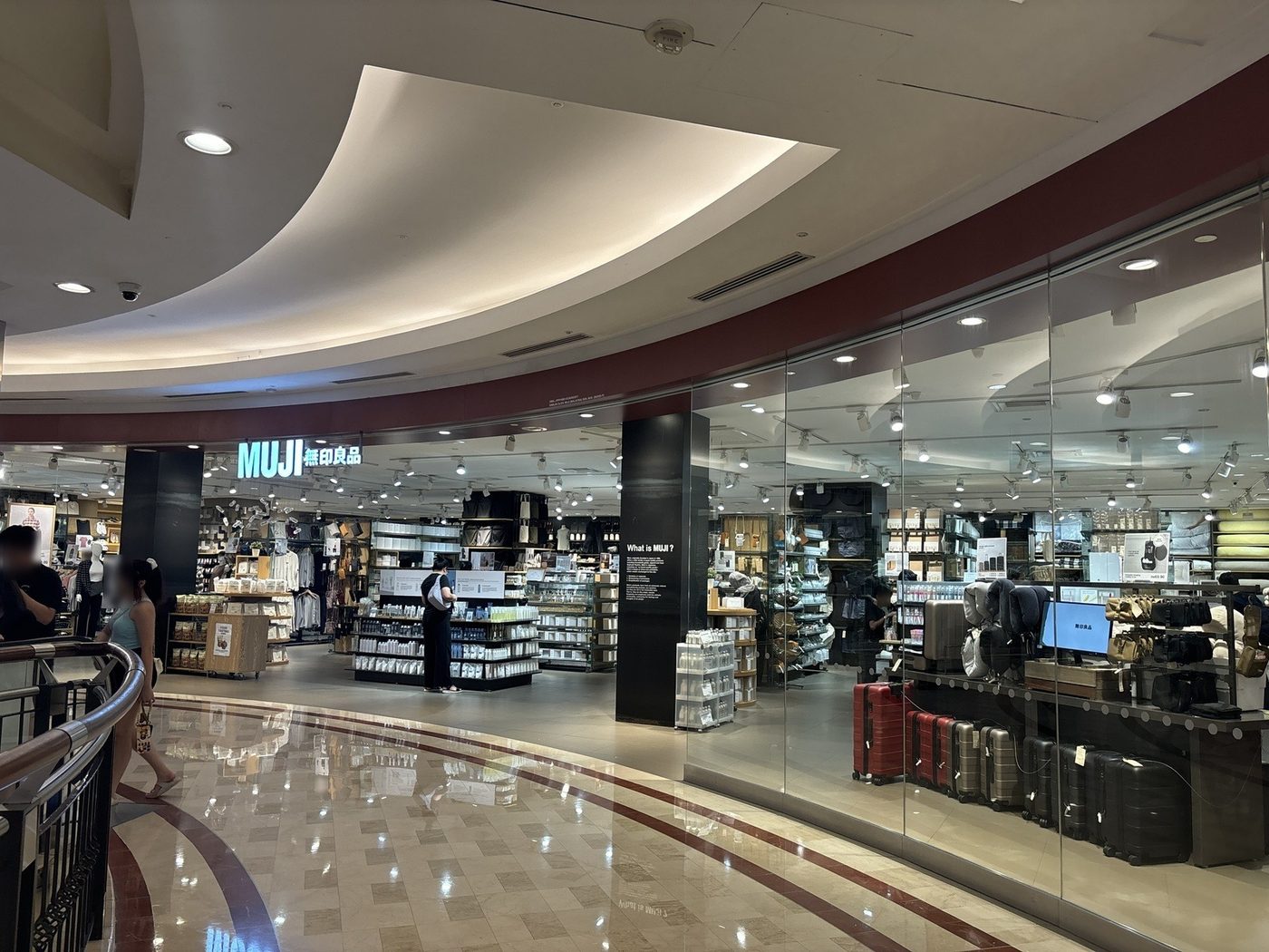 スリアKLCCの中、無印良品の店の前のつやのある床