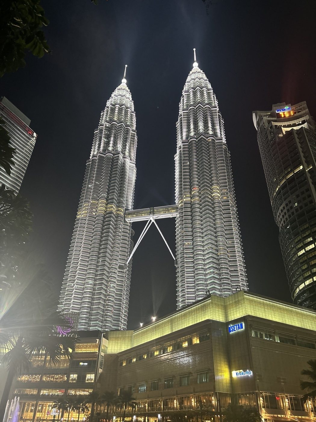 夜のツインタワー。スカイブリッジと足元のスリアKLCC
