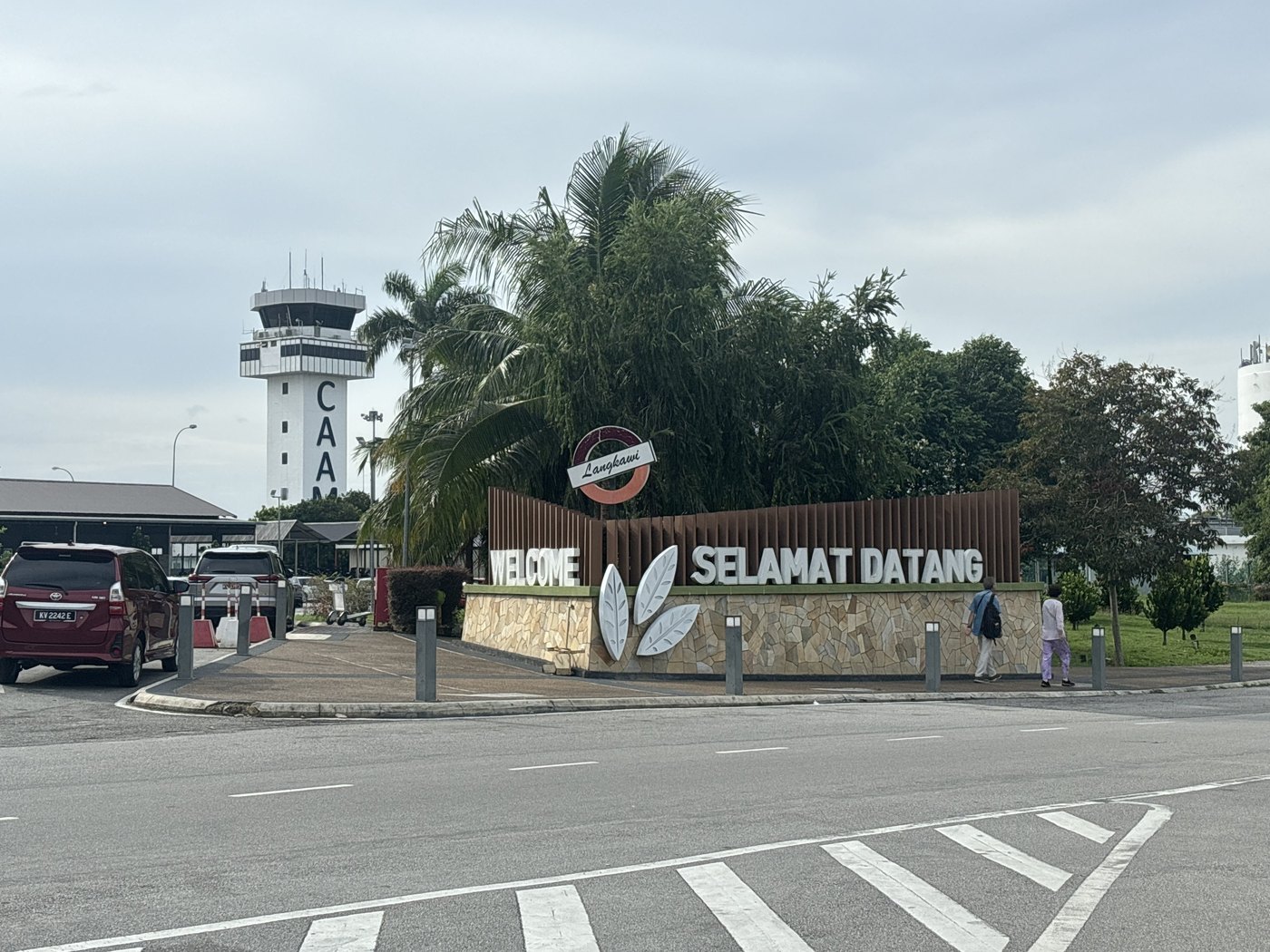 ランカウイ空港の外のWELCOME SELAMAT DATANGの看板と管制塔