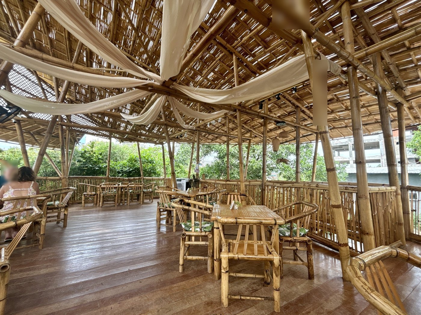 竹を組んだ屋根と木の床のGolden Bamboo Cafeの店内