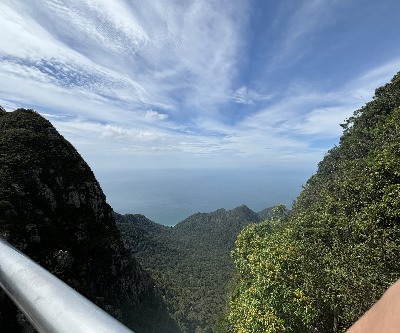 深い谷の向こうに見える海と青空