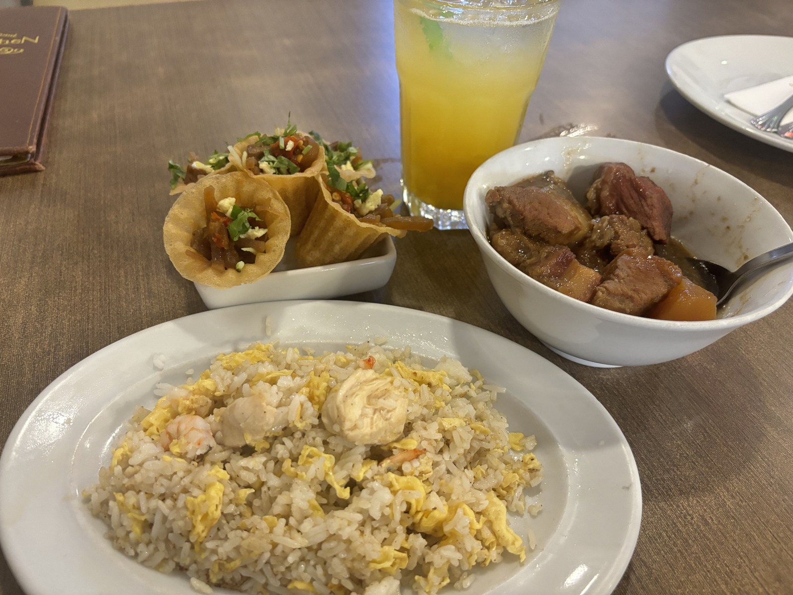 エビ入り炒飯と豚の煮込み、野菜を詰めた小皿