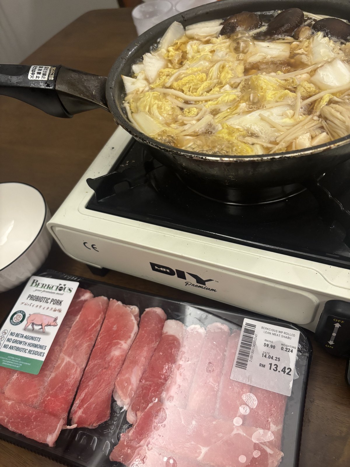 卓上コンロの鍋と、Berkciousの豚肉のしゃぶしゃぶ用のパック