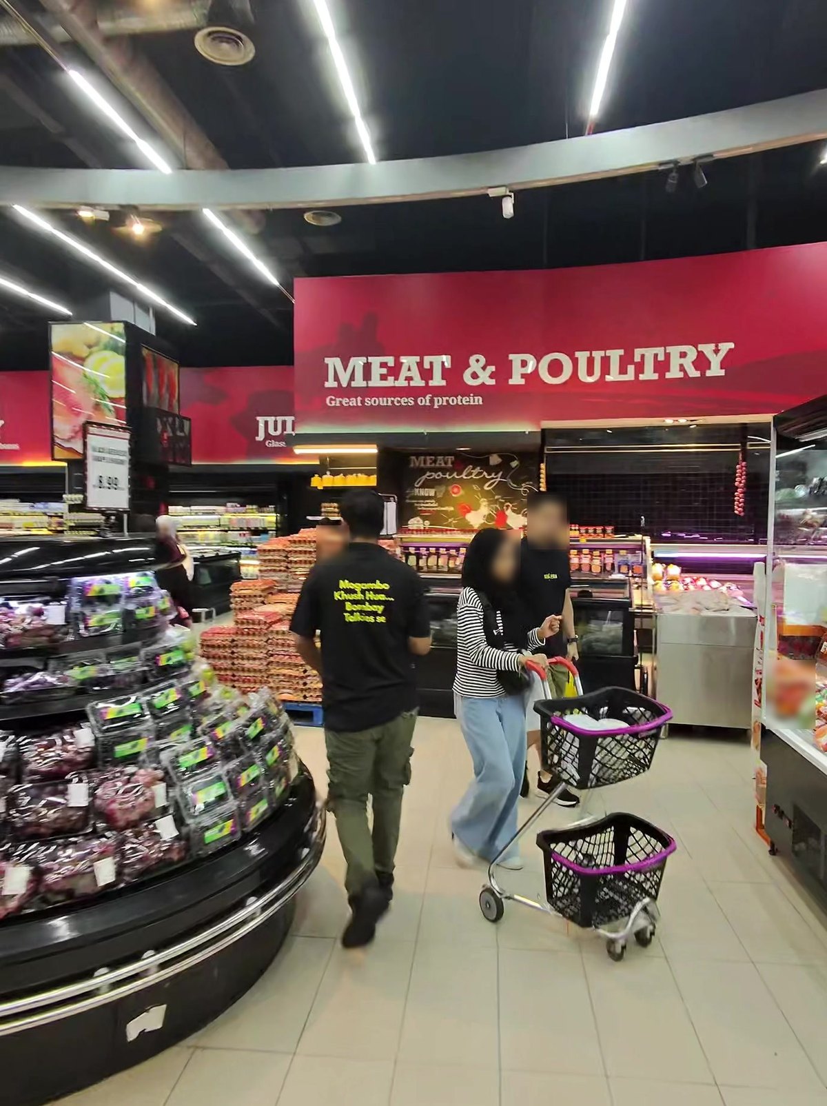NU SentralのSam's Groceriaの「MEAT & POULTRY」の看板と売り場