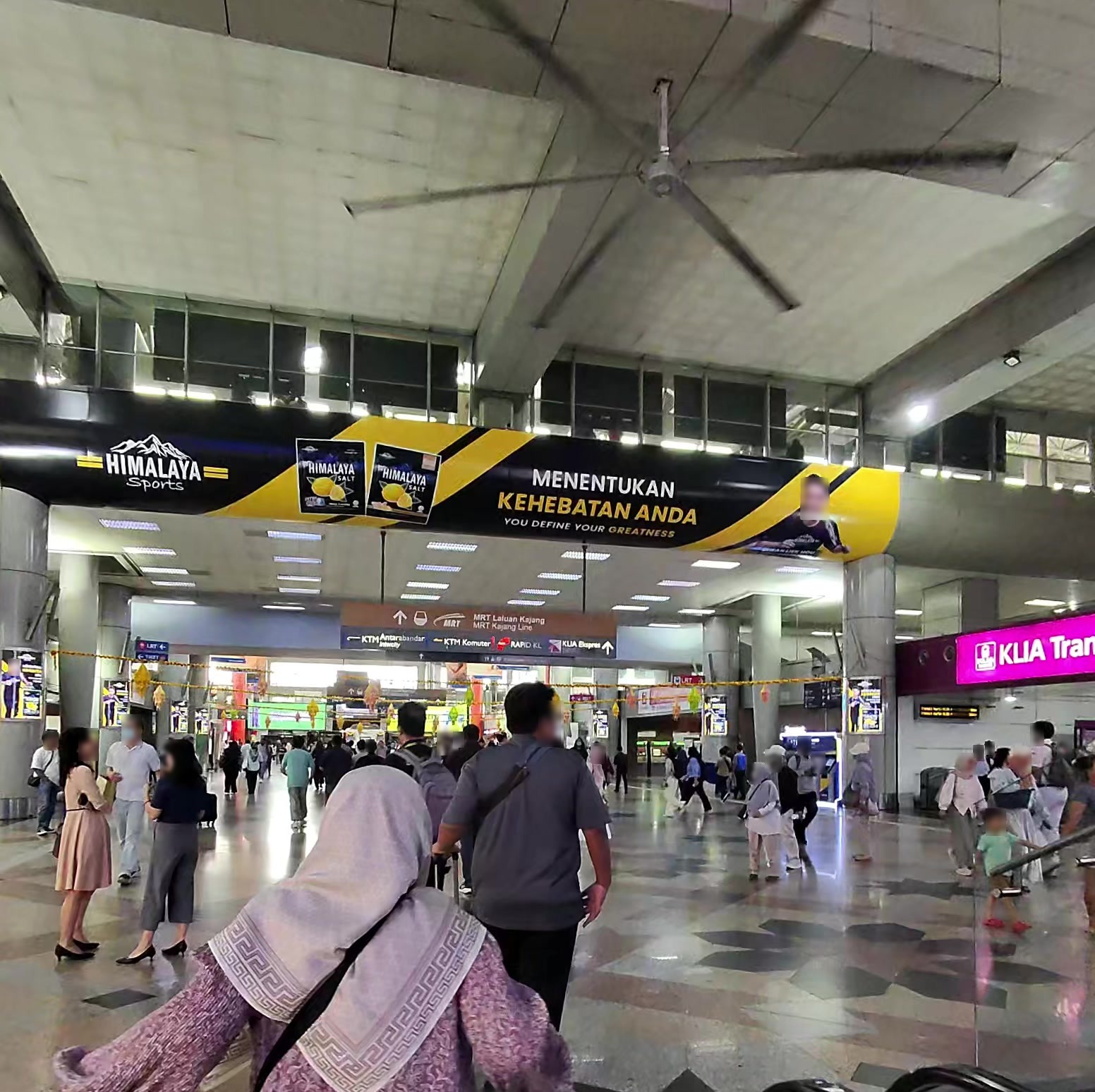KLセントラル駅のコンコース。KLIA Transitの案内が見える