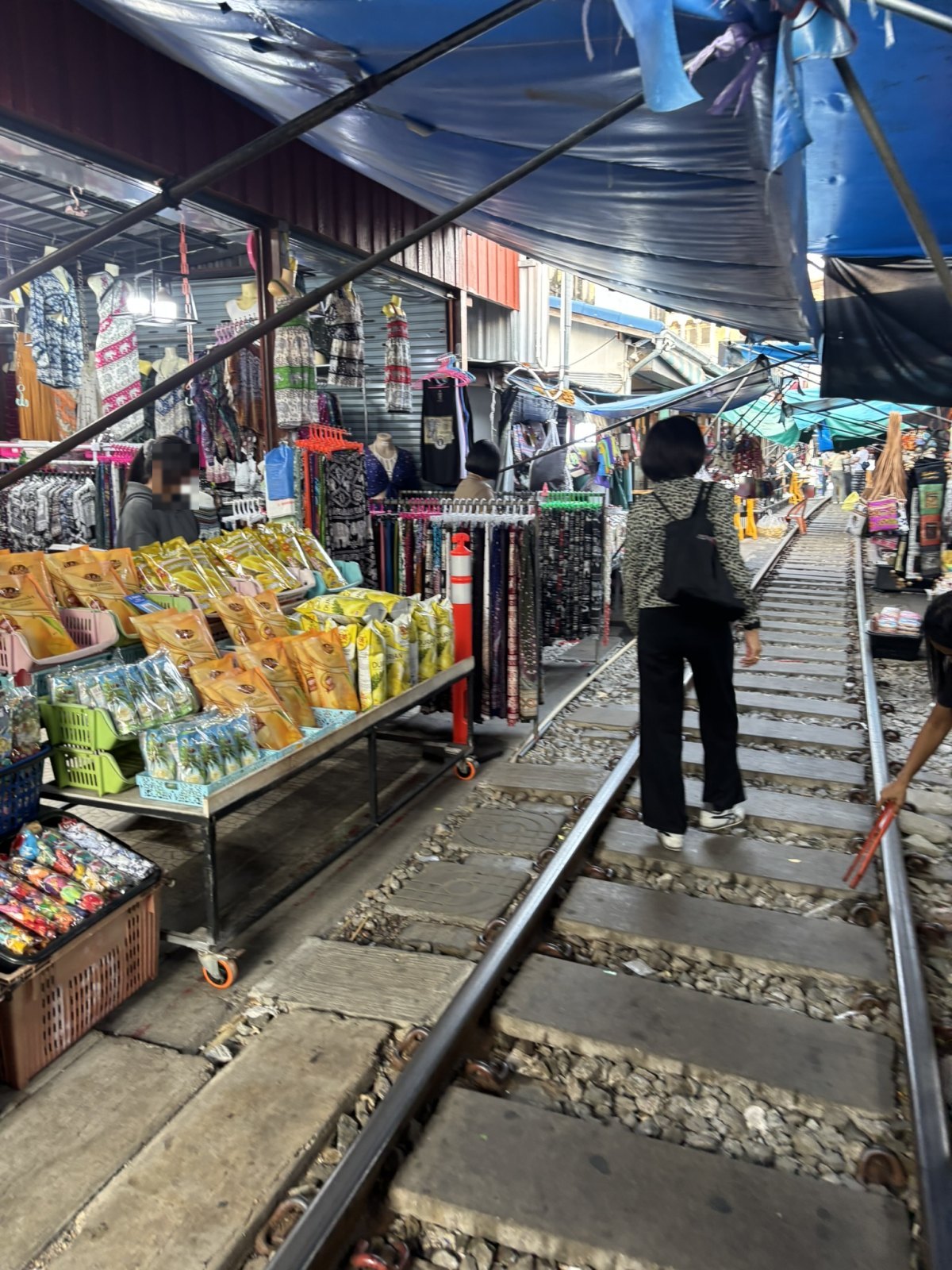線路のすぐぎわに置かれた商品棚