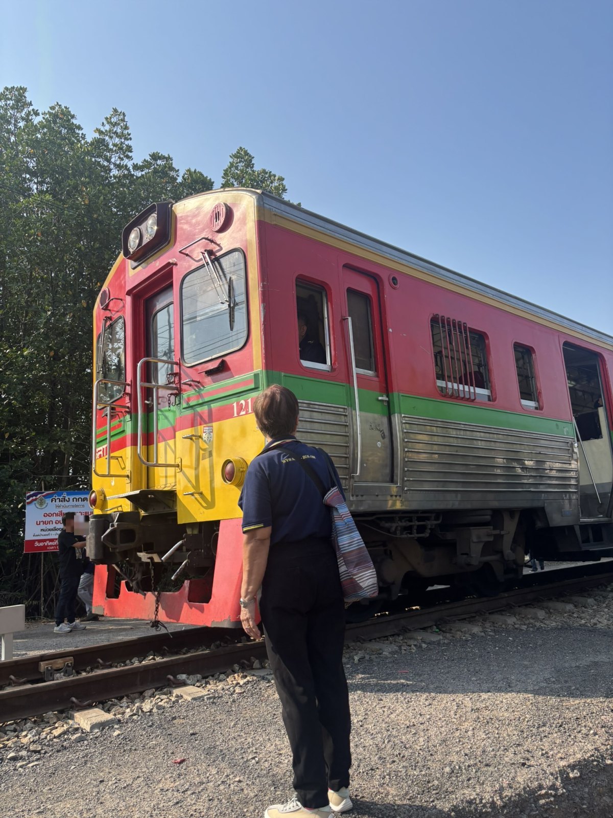 メークロン線路市場に停まる列車の側面