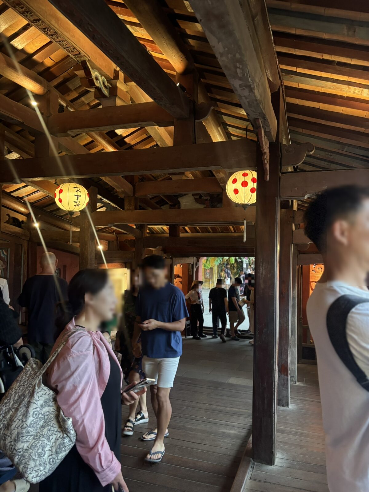 来遠橋の内部。木の梁と下がる丸いランタン