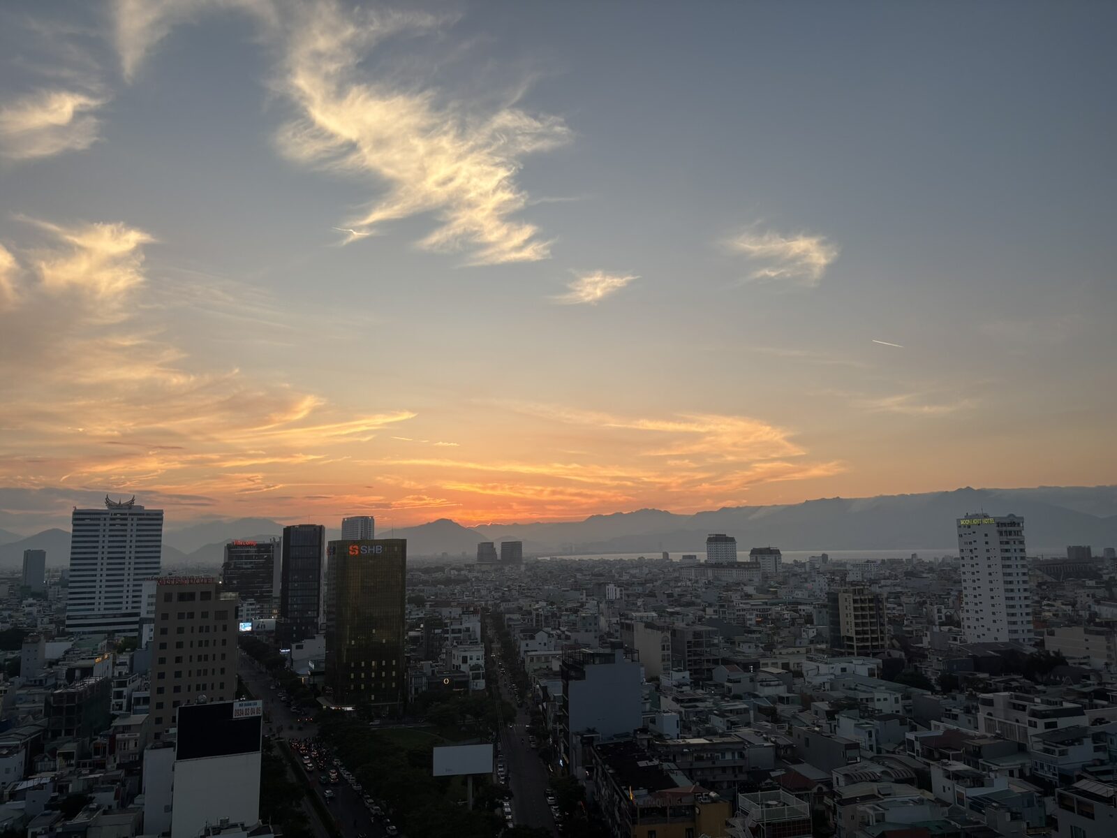 高い場所から見たダナン市街の夕景と奥の山