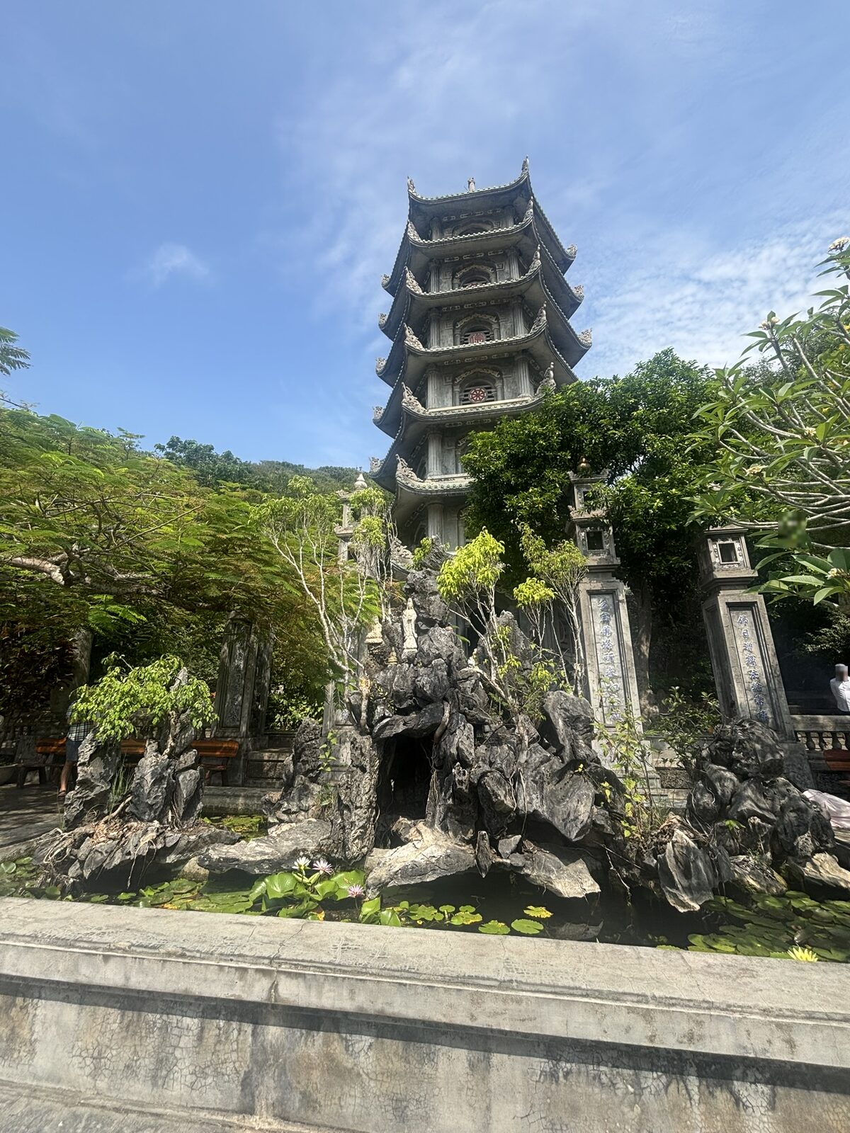 五行山の七層塔(Xa Loi塔)と岩山