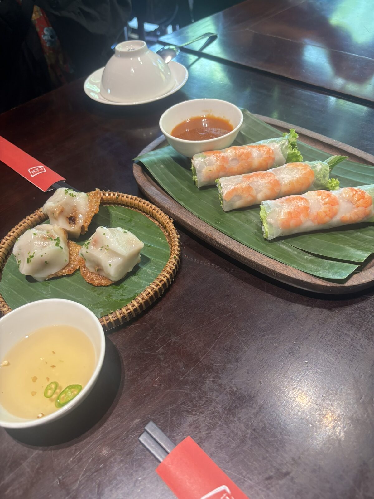 マダムランの昼食。バナナの葉に載った生春巻きと揚げ春巻き