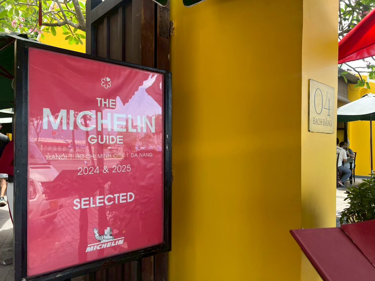 マダムラン店頭のTHE MICHELIN GUIDE SELECTEDの掲示