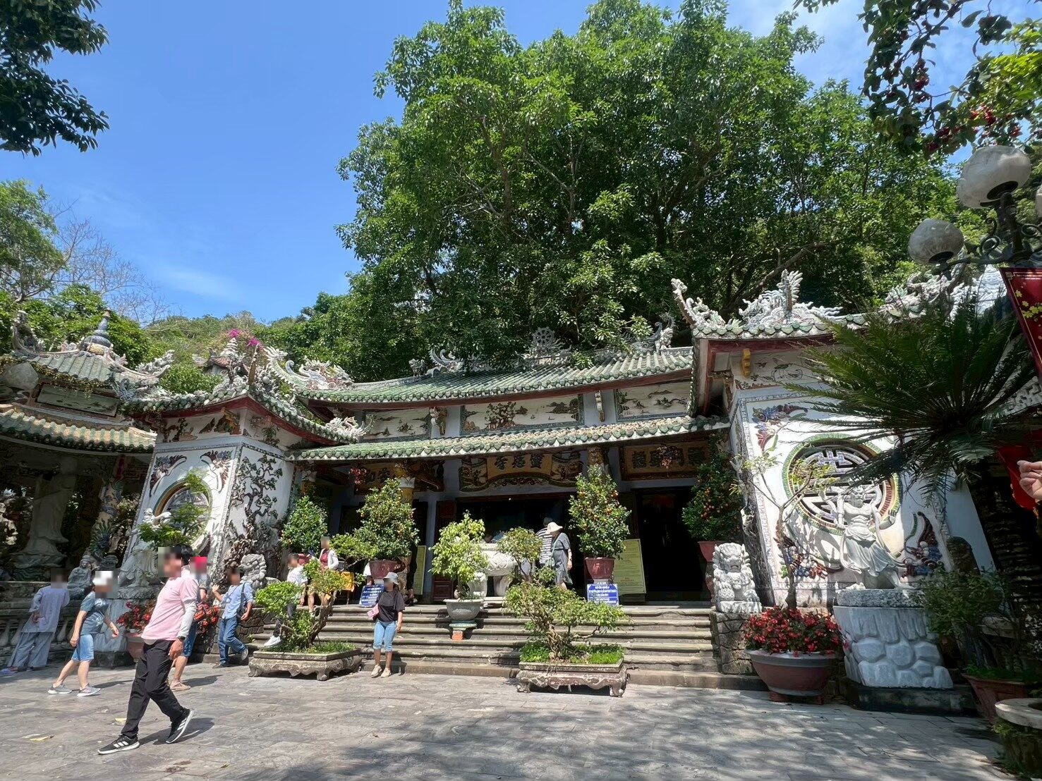 五行山の寺の門と石段