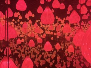 鏡張りの部屋に下がる、赤く光るしずく形のランタン